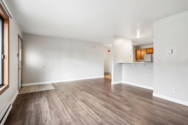Building Photo - Renovated Private Entry 2 Bedroom Apartment Available!