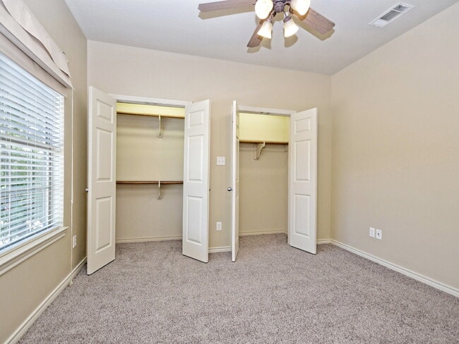 Building Photo - "Spacious 4-Bed, 4-Bath Townhouse Gem in College Station – Perfect for Comfortable Living!"