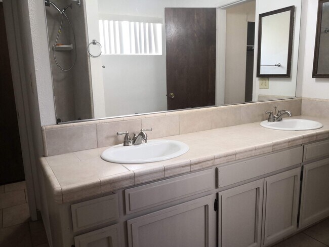 Building Photo - 1250 E Shaw Ave