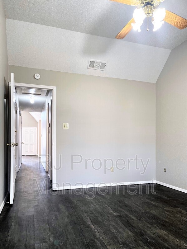 Building Photo - 8226 Town N Country Dr