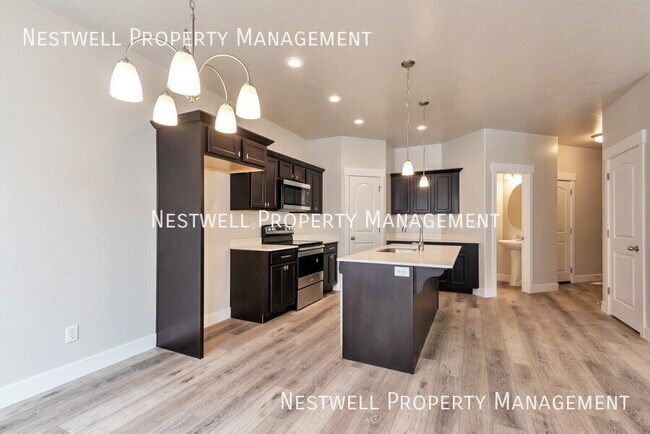 Building Photo - 1562 W State Rd