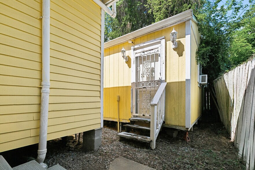 Back efficiency unit, private access through alleyway - 2920 Philip St
