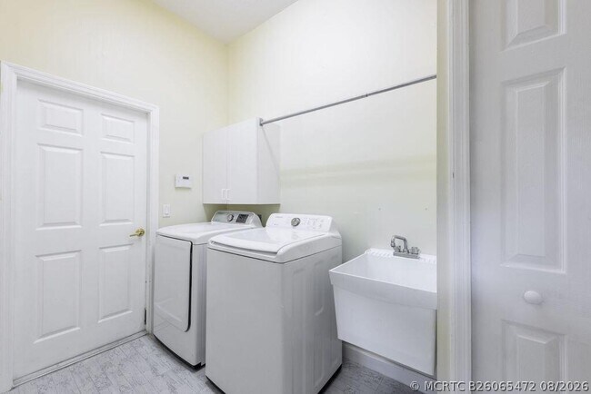 Building Photo - 546 SW New Castle Cove