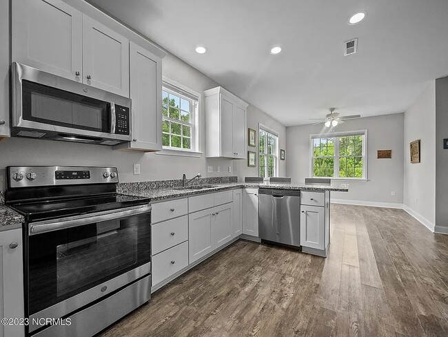 Building Photo - 102 Captains Pointe