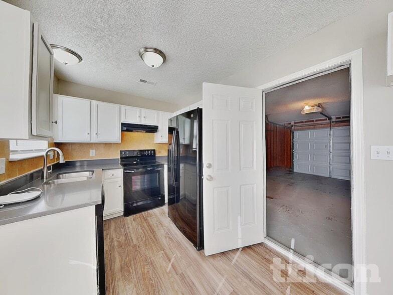 Building Photo - 2736 Daffodil Dr