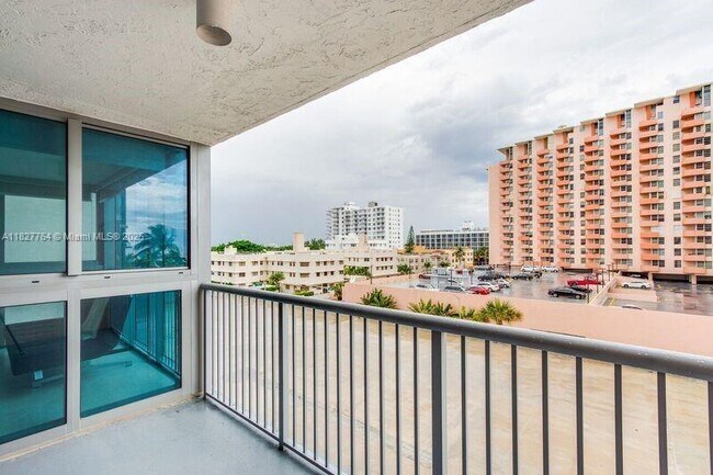 Building Photo - 2655 Collins Ave