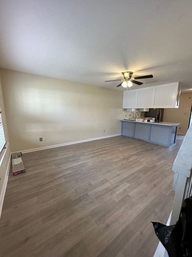 Building Photo - 2 Bedroom Apartment Walking Distance to FSU