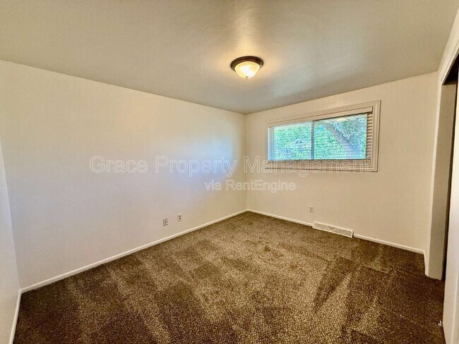 Building Photo - 1125 W 8th Ave Dr