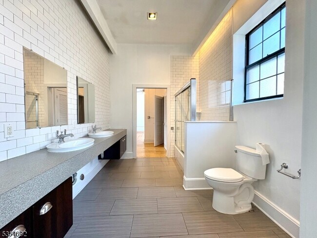 Building Photo - 988 Johnson Pl