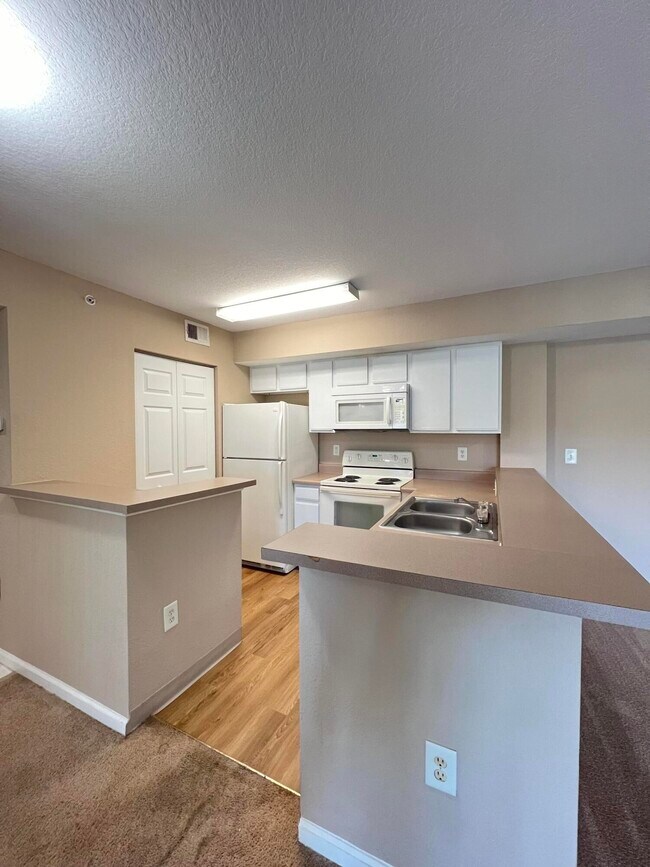 Building Photo - 181 SW Palm Dr