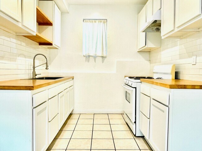 Building Photo - North Ave 49