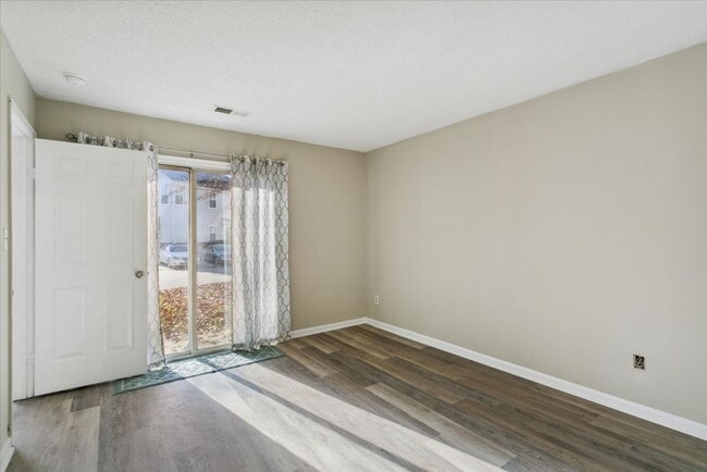 Building Photo - Updated 2 Bedroom 2 Bath Condo Near Fort Eustis and Williamsburg