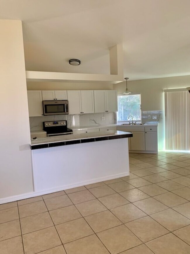 Building Photo - Priced to Rent 3/2