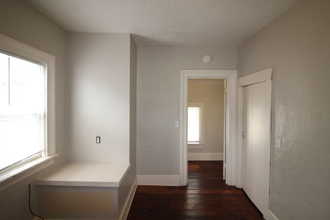 Building Photo - 4 Bedroom Home on West Side!