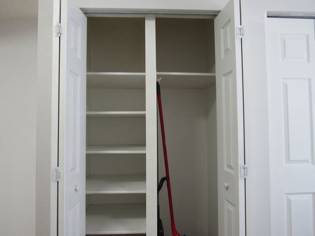Building Photo - Remodeled Huge 4 Bedroom Townhome