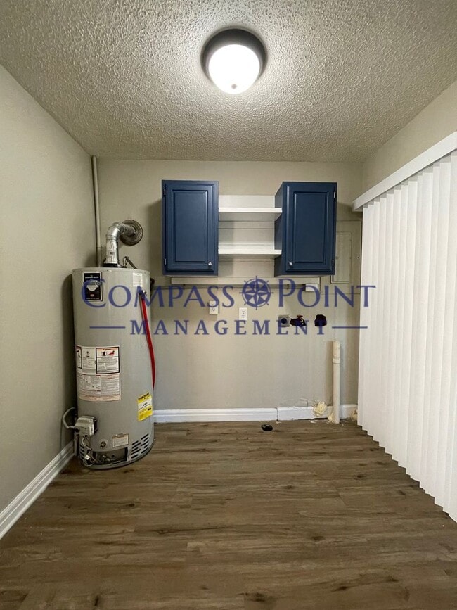 Building Photo - Spacious 3 bedroom and 1 bath house!