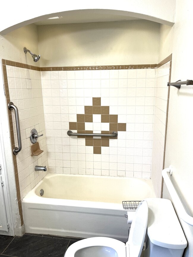 Building Photo - 834 S Western St