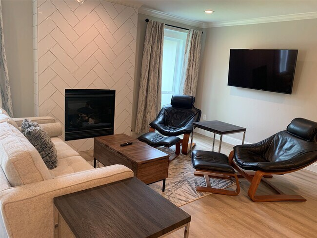 Building Photo - 2401 McClendon St