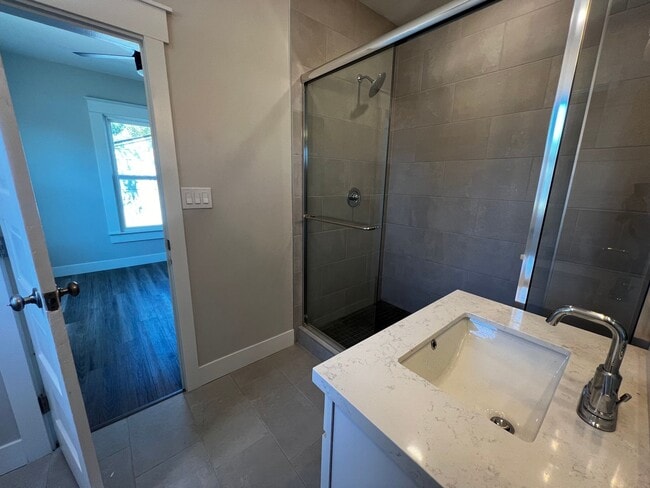 Building Photo - Beautiful 2-Bedroom House with Yard