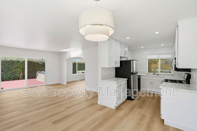 Building Photo - 905 Pellegrini St