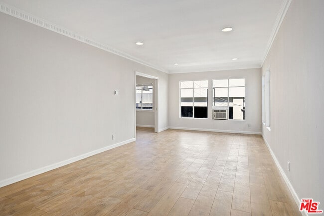 Building Photo - 121 Crescent Dr