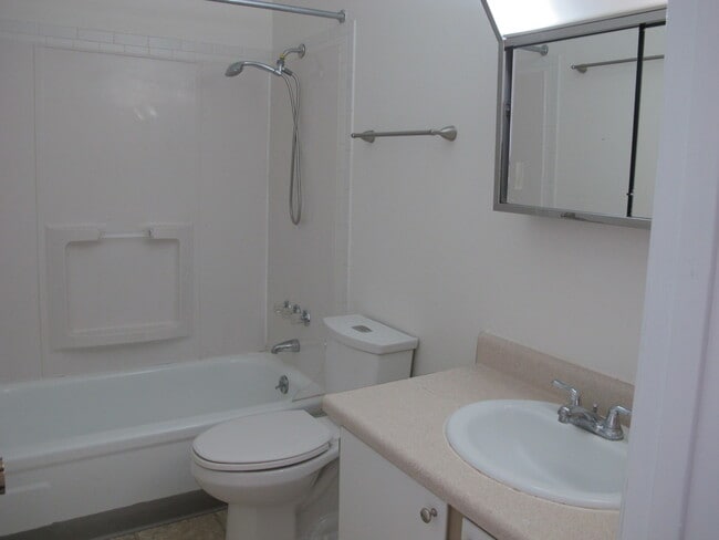 Building Photo - 2831 Somerville Dr