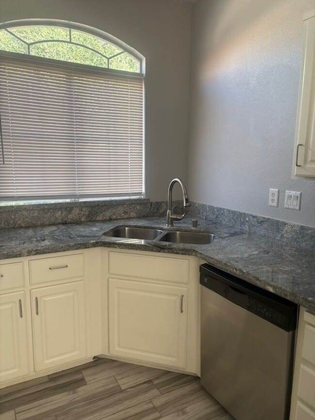 Building Photo - one story house with 3 bedrooms