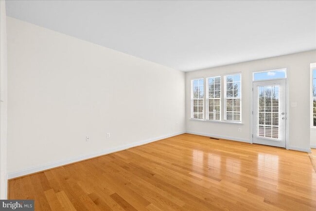 Building Photo - 927 Buttonwood Terrace NE