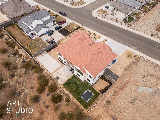 Building Photo - Beautiful 6 Bedroom 4.5 Bathroom Home in D...
