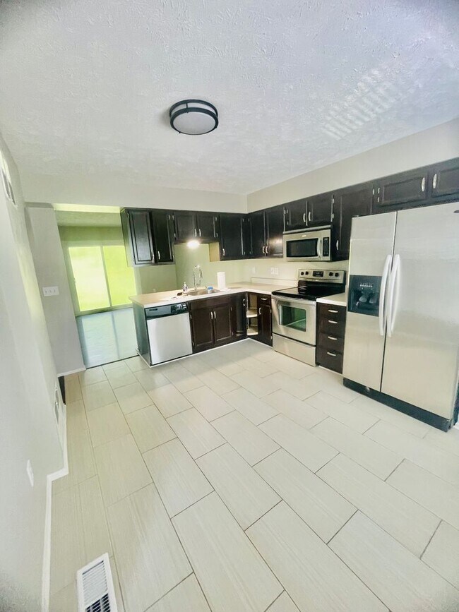 Building Photo - 3-Bedroom 2.5 bath Townhome in Imperial – ...