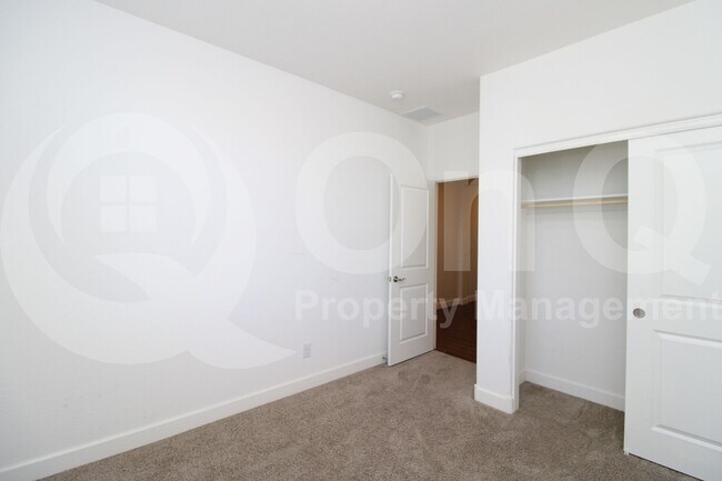 Building Photo - 624 E Vail Ln