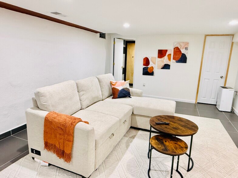 secondary living room - 2504 E York St