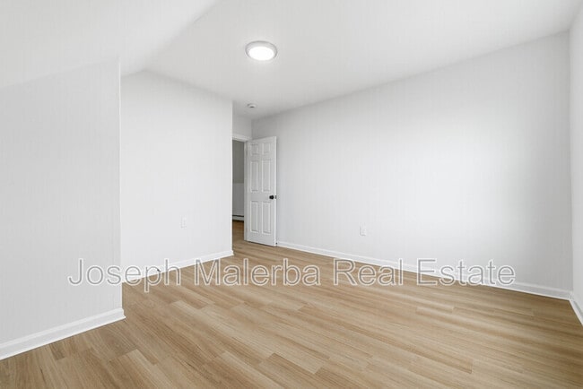 Building Photo - 848 Bank St