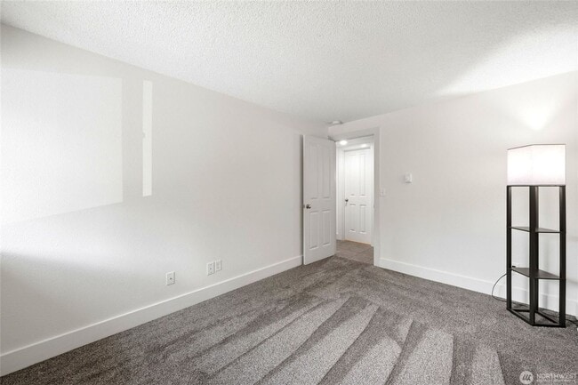 Building Photo - 4641 W Lake Sammamish Pkwy SE