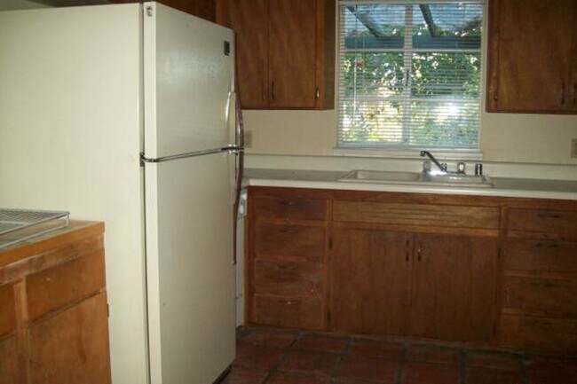 Building Photo - 1443 E Cedar St