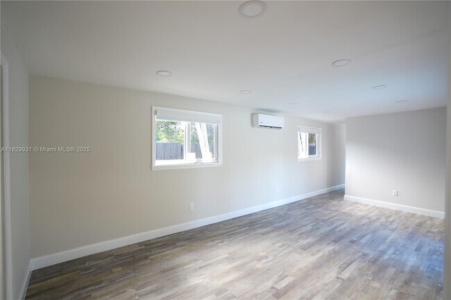 Building Photo - 2573 Conroy Dr