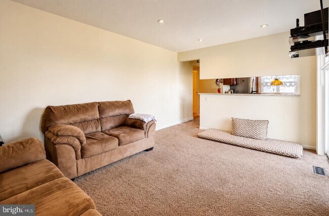 Building Photo - 44 Brambling Ln
