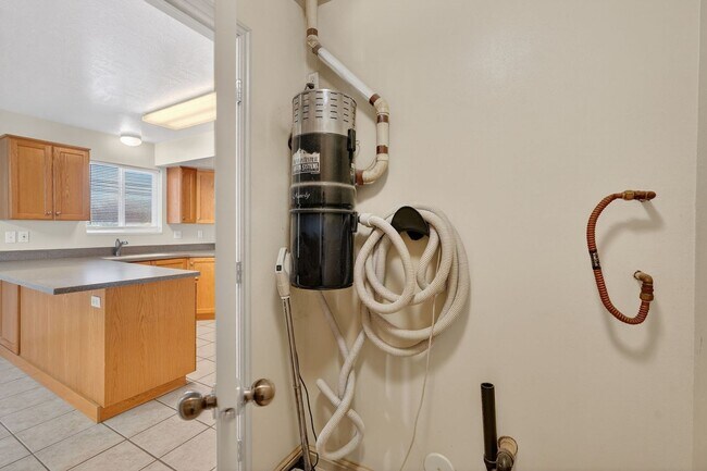 Building Photo - Must-See Apartment in Pheasant Ridge  Pocatello!