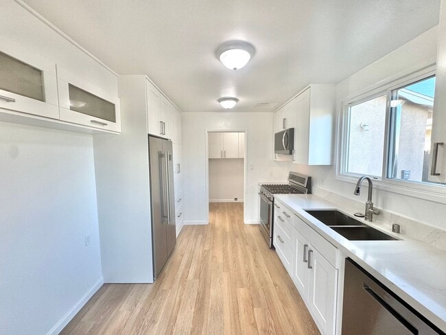 Building Photo - Beautifully Remodeled 4bd/2.5ba CLAIREMONT Home! Fenced yard, garage, PET friendly!