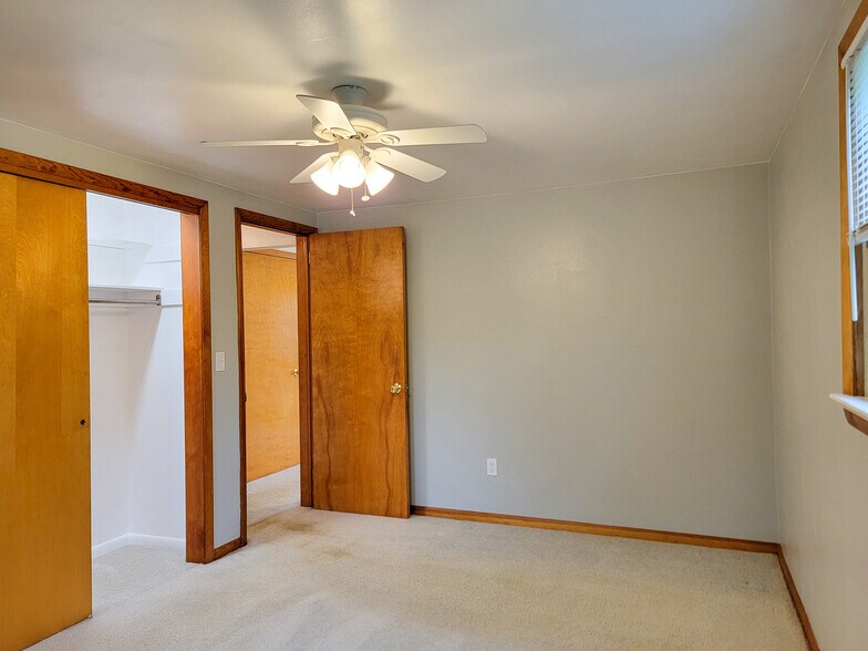 Building Photo - 902 Maple Ln