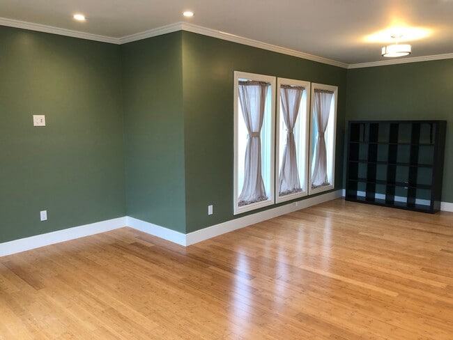 Building Photo - COMING SOON!  Beautiful 3 br/2ba -2  Levels, Private Deck, Panoramic Views, Garage Parking, Washe...