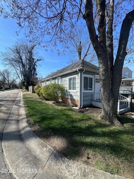 Building Photo - 402 Maple Dr