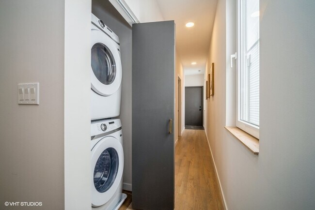 Building Photo - 1100 S Western Ave