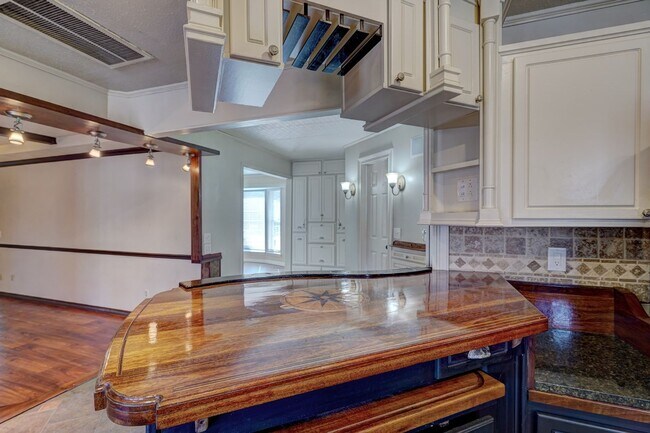 Building Photo - 4 bed 3 bath home!