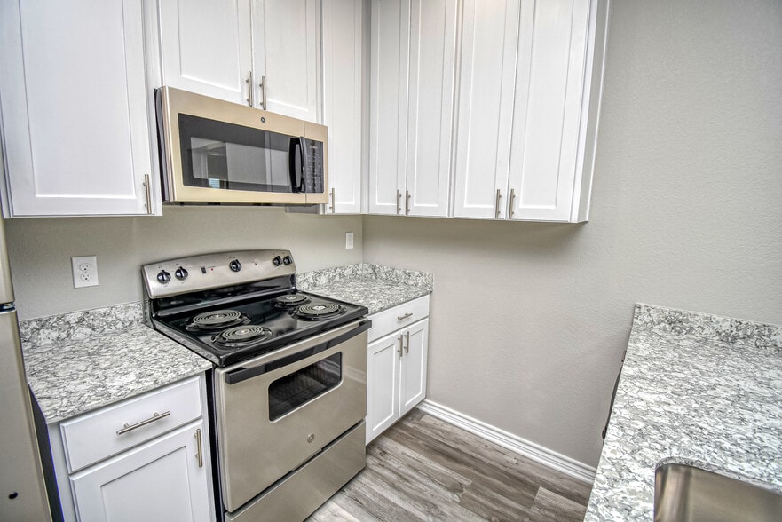 Kitchen - Springfield Crossing Apartments