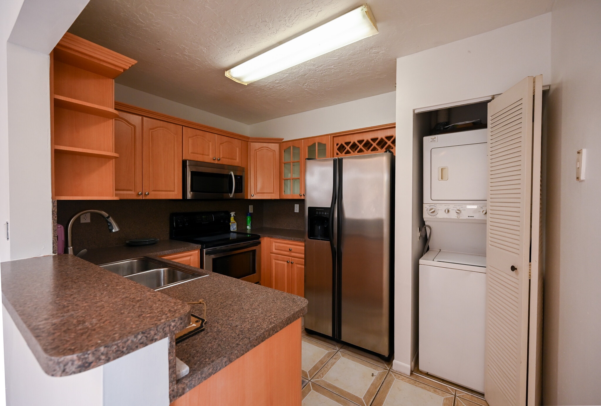 Kitchen - 445 W Park Dr