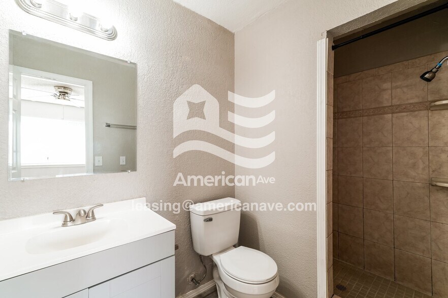 Building Photo - 4408 S Cypress Ave