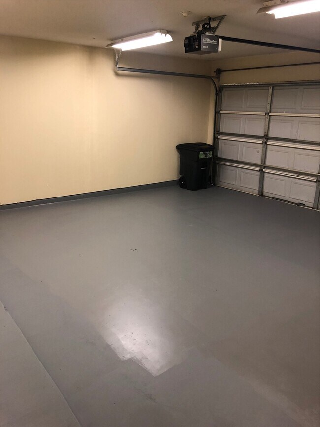 Building Photo - 1211 Colonial Manor Dr