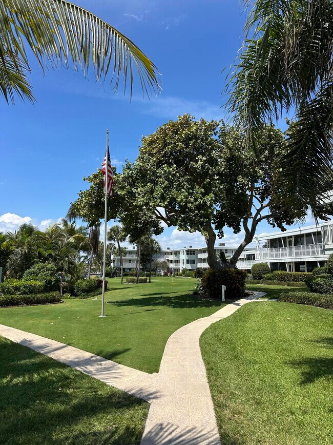 Building Photo - 1221 Hillsboro Mile