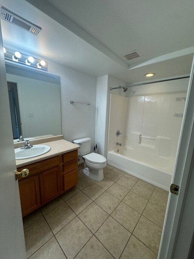 Building Photo - 3 Bedroom 2 Bath Condo in New Castle